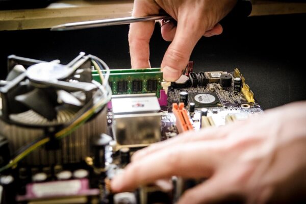 Benefits of Using Professional Laptop Repair Services in the UK
